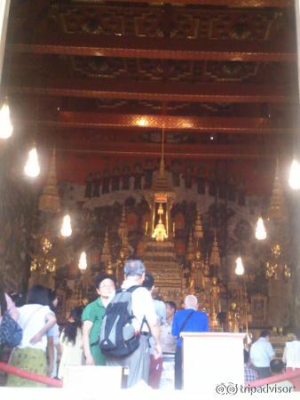 Rupang Buddha Jamrud (Emerald Buddha) di aula utama kuil