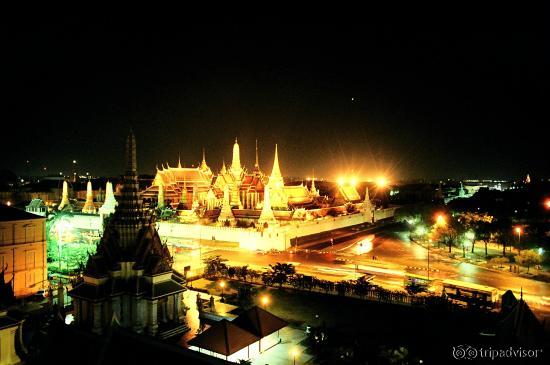Bangkok : Wat Phra Keo. L'ensemble du site la nuit.