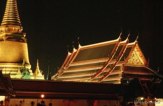 Bangkok : Wat Phra Keo. La grande pagode et le Temple du Bouddha d'Emeraude la nuit.