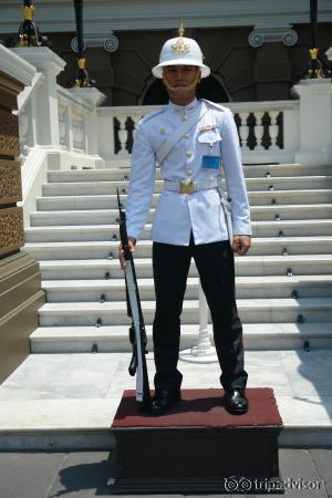 Bangkok : Garde Royal du Grand Palace dans l'enceinte du Wat Phra Keo.