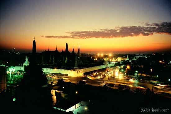 Bangkok : Le site du Wat Phra Keo au coucher du soleil.