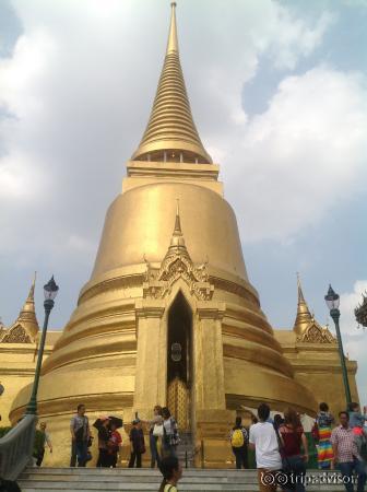 Golden Phra Si Rattana Chedi - containing relics of Buddha