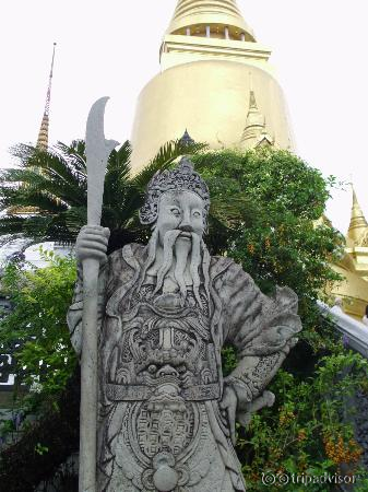 Chinese guard with Phra Si Rattana Chedi in the background