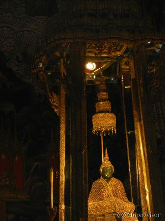 fotos del buda tomadas desde la puerta