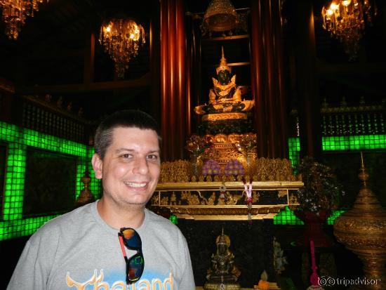 Eu com o Buda de Esmeralda que tem vestido com roupa feita a fio de ouro.