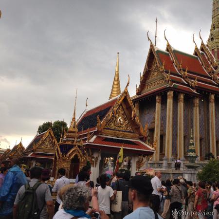 Multidão ao redor do templo do Buda de Esmeralda
