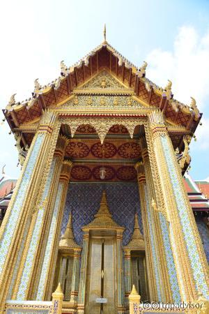 the buildings ard the temple