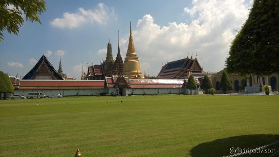 View of the palace before entering