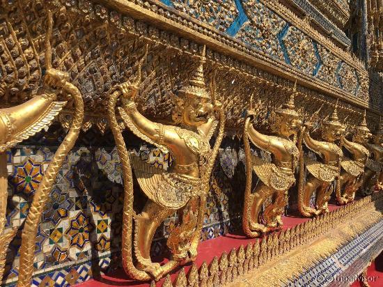 Verzierungen entlang der Außenwände