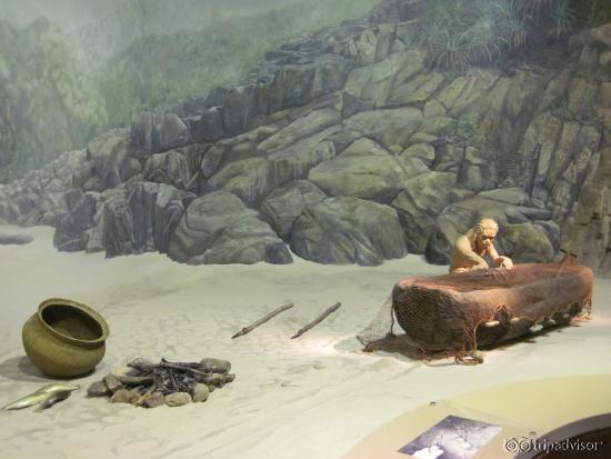 Prehistoric exhibit in the HK Museum (29/Apr/15).