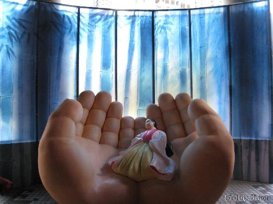 正面玄関の横にあるスペースにはかぐや姫のオブジェがが待っています