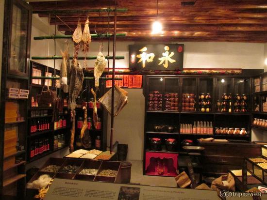 我々日本人にも懐かしく感じるお店まで。