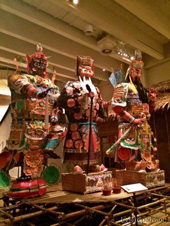 Contains historical explanation and artifact of Hong Kong,starts from million years a go,then go