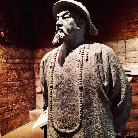 Contains historical explanation and artifact of Hong Kong,starts from million years a go,then go