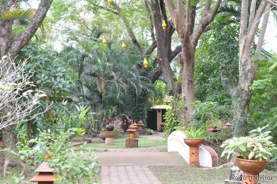 Der Weg durch die Anlage, abends schön beleuchtet