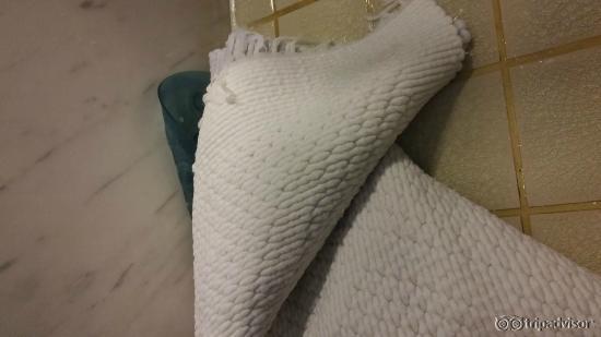 卫生间的地垫，洗过澡后，全湿了