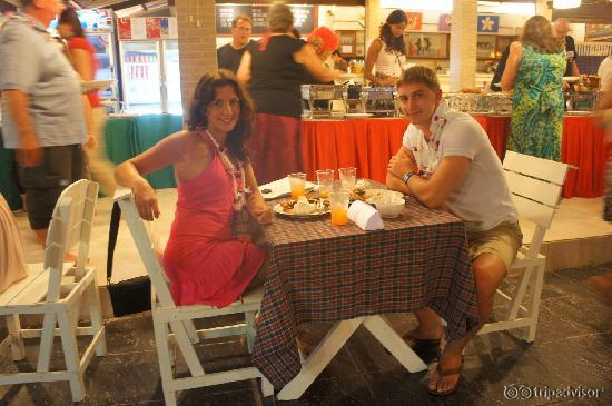 Мы за Новогодним ужином)