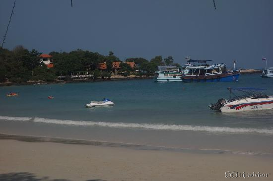 vongdeaun beach - too many boats and people
