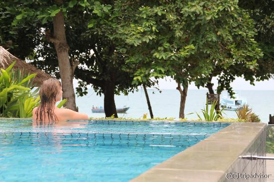 Из бассейна тоже видно море