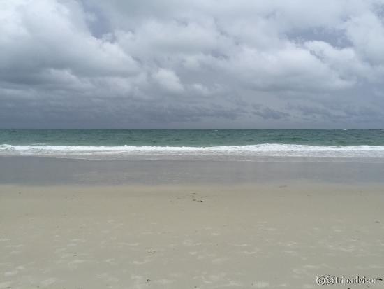 Klares Meereswasser und sehr sauberer Strand, Service top und das Essen ganz lecker. Was will ma