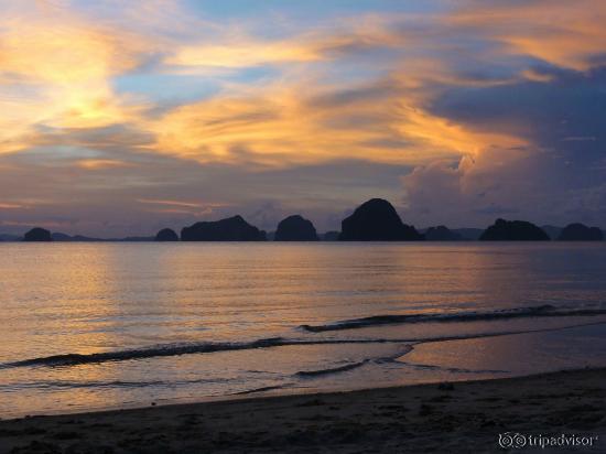 Coucher de soleil vu de la plage de l'hôtel AMARI VOGUE KRABI
Novembre 2012