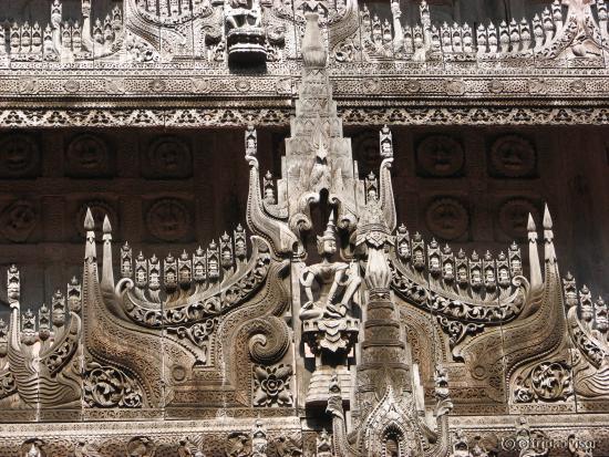 １階屋根外側の見事な彫刻