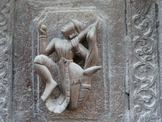 全木质的僧院，精美木雕