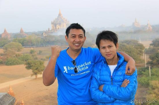 Di atas pagoda Shwesandaw bersama adik.