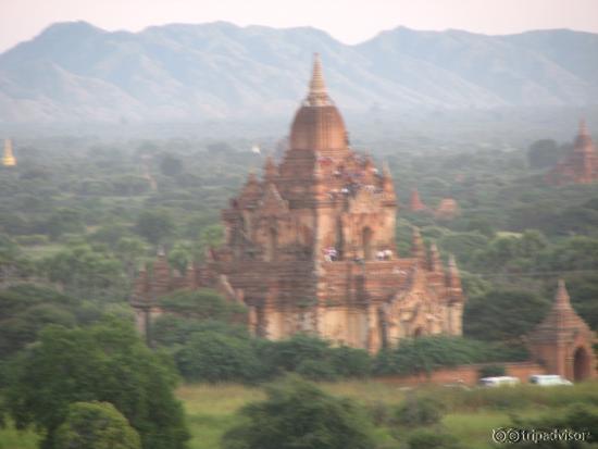 les pagodes de Bagan lors du coucher de soleil