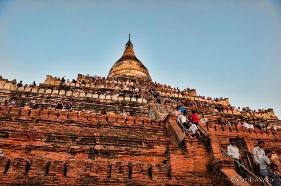 Tourists climbing up Shwesandaw Pagoda before sunset
