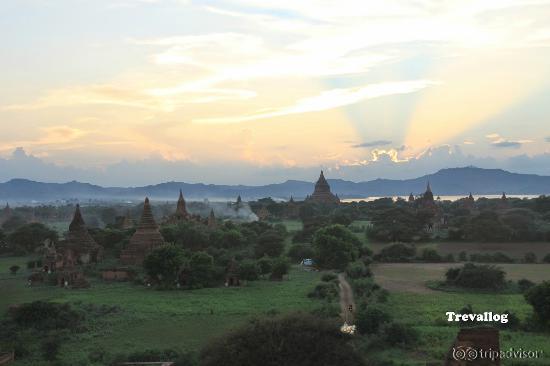 Sunset at Shwe San Daw Pagoda