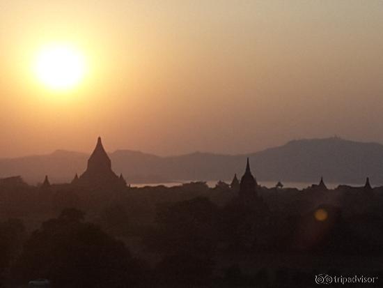 Beginning sunset viewed from Shwesandaw pagoda
