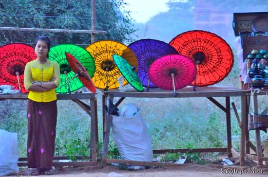 vendor at Scwesandaw Paya
