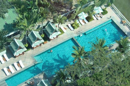 部屋から眺めたプール