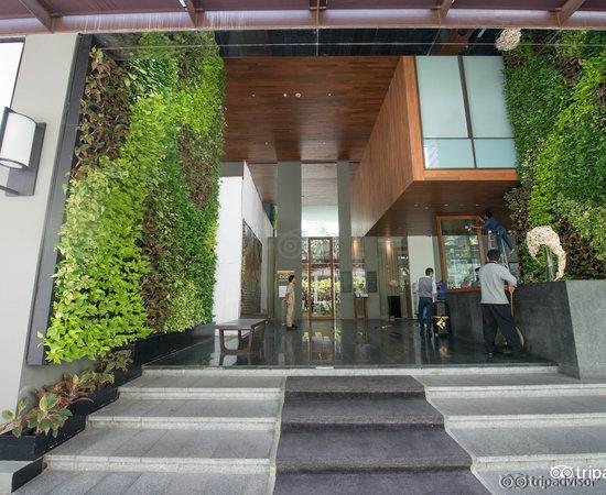 Entrance at the Hansar Bangkok