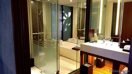 Edge Suite Bath