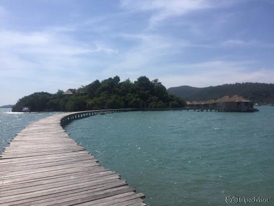 Path from restaurant to villas