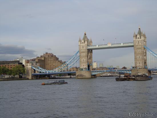 Links achter de Tower Bridge is het hotel gelegen