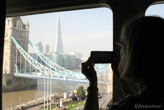 People/cars passing the bridge