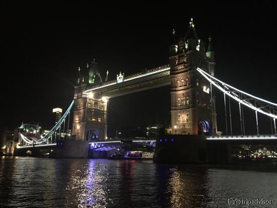 Tower Bridge gezien vanaf voorzijde hotel