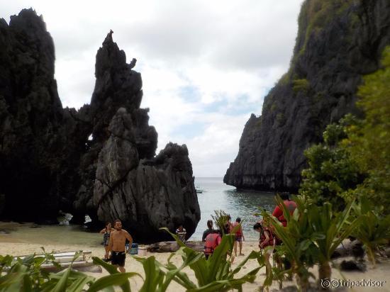 roccione che separa la spiaggia in due