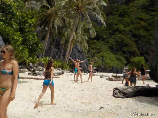 turisti gioiosi nella spiaggia piú ampia