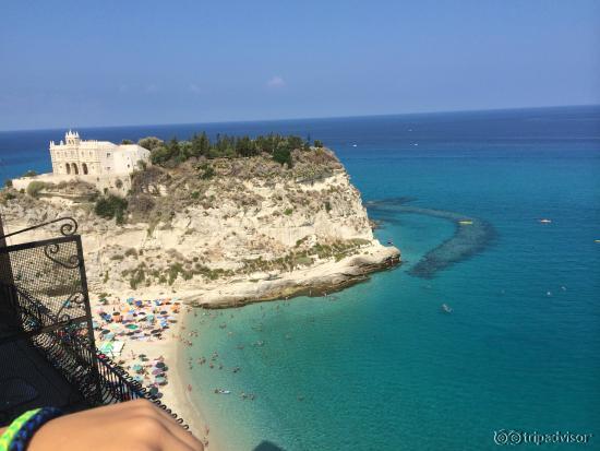 spiaggia tropea con vista castello