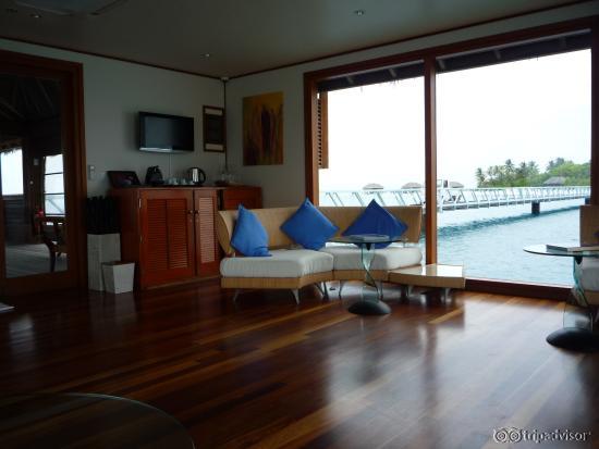 桟橋中央ラウンジ　靴を脱いで入ります