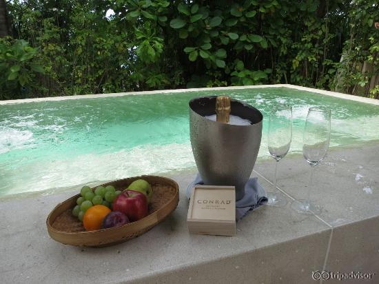 Deluxe Beavh Villa welcome drink and snack for Diamond HH