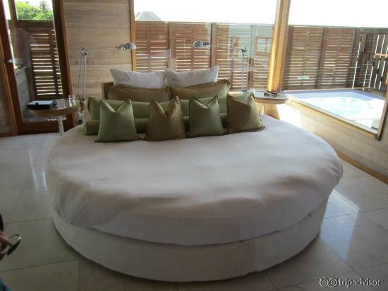 Sunset Water Villa - revolving bed!