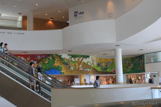 dalam gedung penuh akan seni