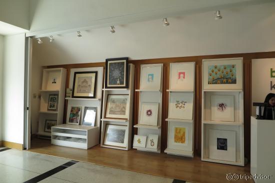 มีรูป พระบาทสมเด็จพระเจ้าอยู่หัว ที่ วาดได้ งดงาม จำหน่ายครับ