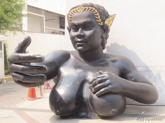 屋外のオブジェ