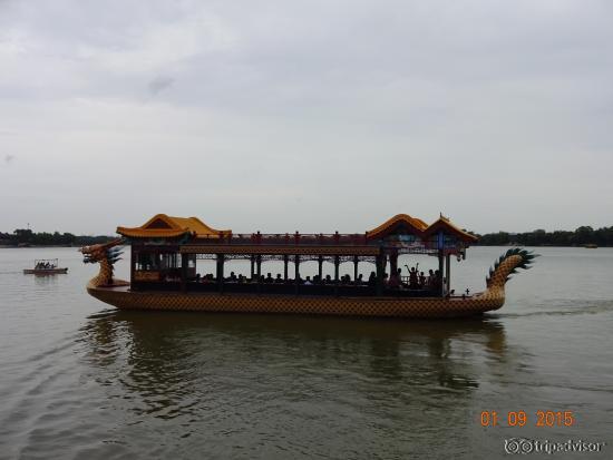Ausflugsboot in traditioneler Bauweise